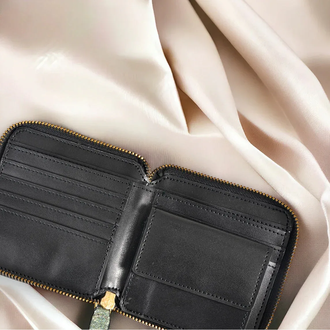 IntĂ©rieur ouvert dâun portefeuille long zippĂ© pour femme en cuir vĂ©gĂ©tal avec rangements pour cartes et billets, finitions soignĂ©es, idĂ©e cadeau Ă©lĂ©gante â KoolKado