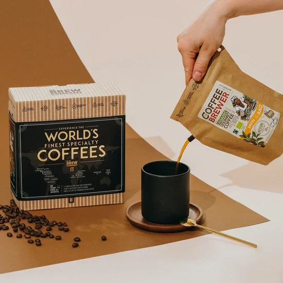 Collection de cafetières nomades et cafés en grains du monde, avec coffret prêt à offrir et scènes de dégustation en intérieur, en extérieur et lors de moments de partage, illustrant une expérience de café de spécialité sans machine.