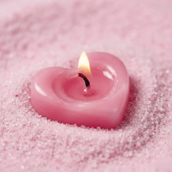 Idées cadeaux avec sable à bougie baby pink en grains, parfait pour offrir une ambiance poétique et apaisante.
