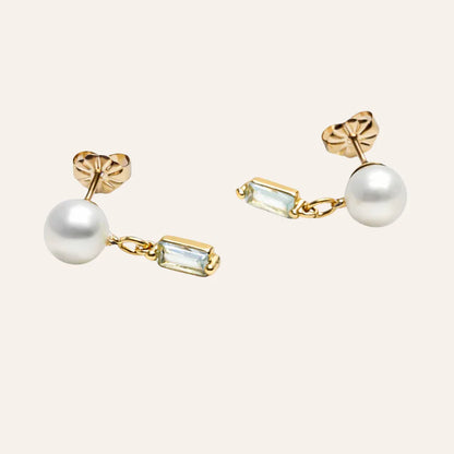 Puces Nina en or laminé recyclé avec perle de culture et cristal serti, vue produit élégante et discrète, idée cadeau femme facile à offrir – KoolKado