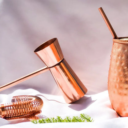 Accessoires de cocktail en cuivre en cours d’utilisation, idée cadeau premium pour le rituel du cocktail et du Moscow Mule – KoolKado
