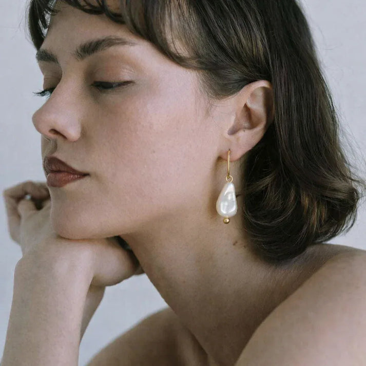 Boucle d’oreille avec perle délicate portée, idée cadeau bijou élégante et intemporelle pour femme – KoolKado