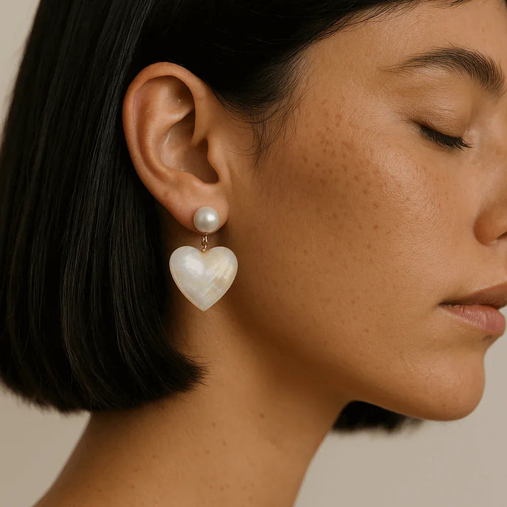 Boucles cœur Judith portées, cœurs en nacre et perles de culture baroques, bijou romantique et lumineux, idée cadeau femme – KoolKado