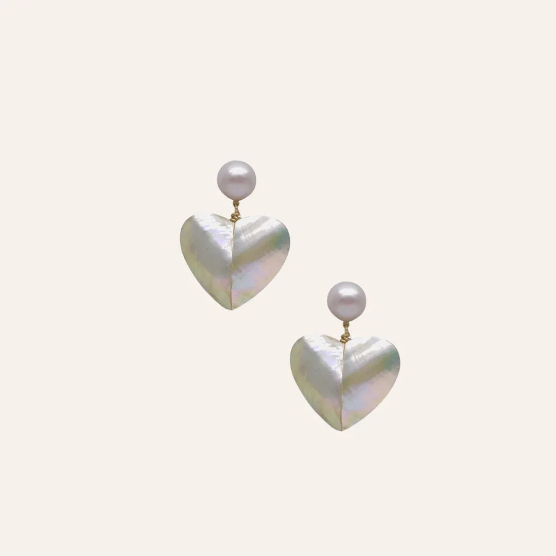 Boucles cœur Judith en nacre rosée et blanche avec perles de culture, bijou romantique et intemporel, idée cadeau femme prête à offrir – KoolKado