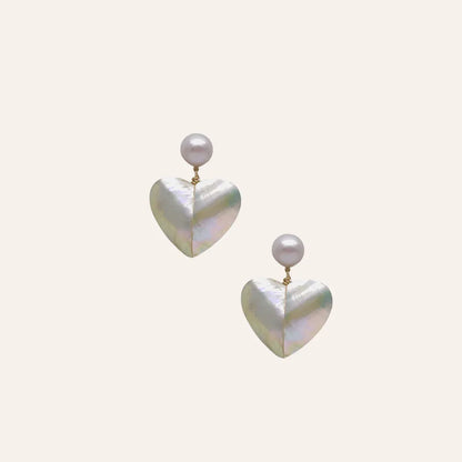 Boucles cœur Judith en nacre rosée et blanche avec perles de culture, bijou romantique et intemporel, idée cadeau femme prête à offrir – KoolKado