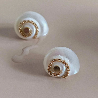 Détail des boucles Coquillage Céleste en coquillage naturel et plaquage or, bijou artisanal inspiré de la mer, idée cadeau femme poétique – KoolKado