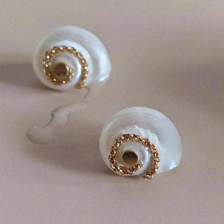 Détail des boucles Coquillage Céleste en coquillage naturel et plaquage or, bijou artisanal inspiré de la mer, idée cadeau femme poétique – KoolKado