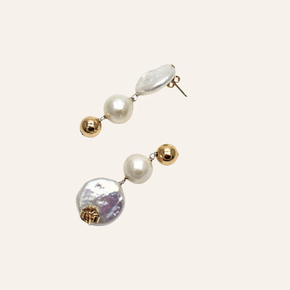 Détail des boucles Karl en perles de culture et or laminé recyclé, bijou artisanal lumineux et équilibré, idée cadeau femme élégante – KoolKado