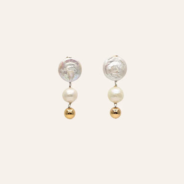 Boucles d’oreilles Karl en or laminé recyclé avec perles de culture naturelles, vue face élégante, idée cadeau femme raffinée à offrir sans se tromper – KoolKado