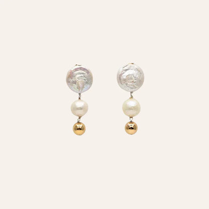 Boucles d’oreilles Karl en or laminé recyclé avec perles de culture naturelles, vue face élégante, idée cadeau femme raffinée à offrir sans se tromper – KoolKado