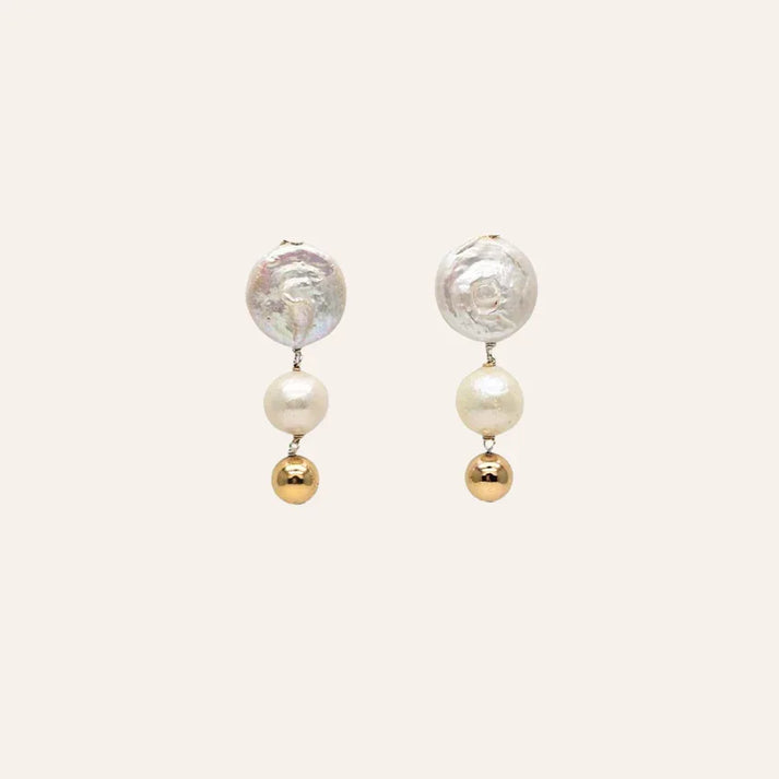 Boucles d’oreilles Karl en or laminé recyclé avec perles de culture naturelles, vue face élégante, idée cadeau femme raffinée à offrir sans se tromper – KoolKado