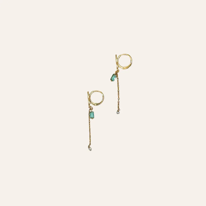 Boucles Nina avec perle de culture et cristal serti, bijou délicat prêt à offrir, idée cadeau femme élégante et intemporelle – KoolKado