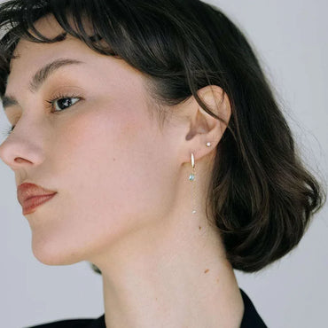 Boucles Nina portées, perle de culture et cristal discret, bijou fin et élégant, idée cadeau femme lumineuse et facile à offrir – KoolKado