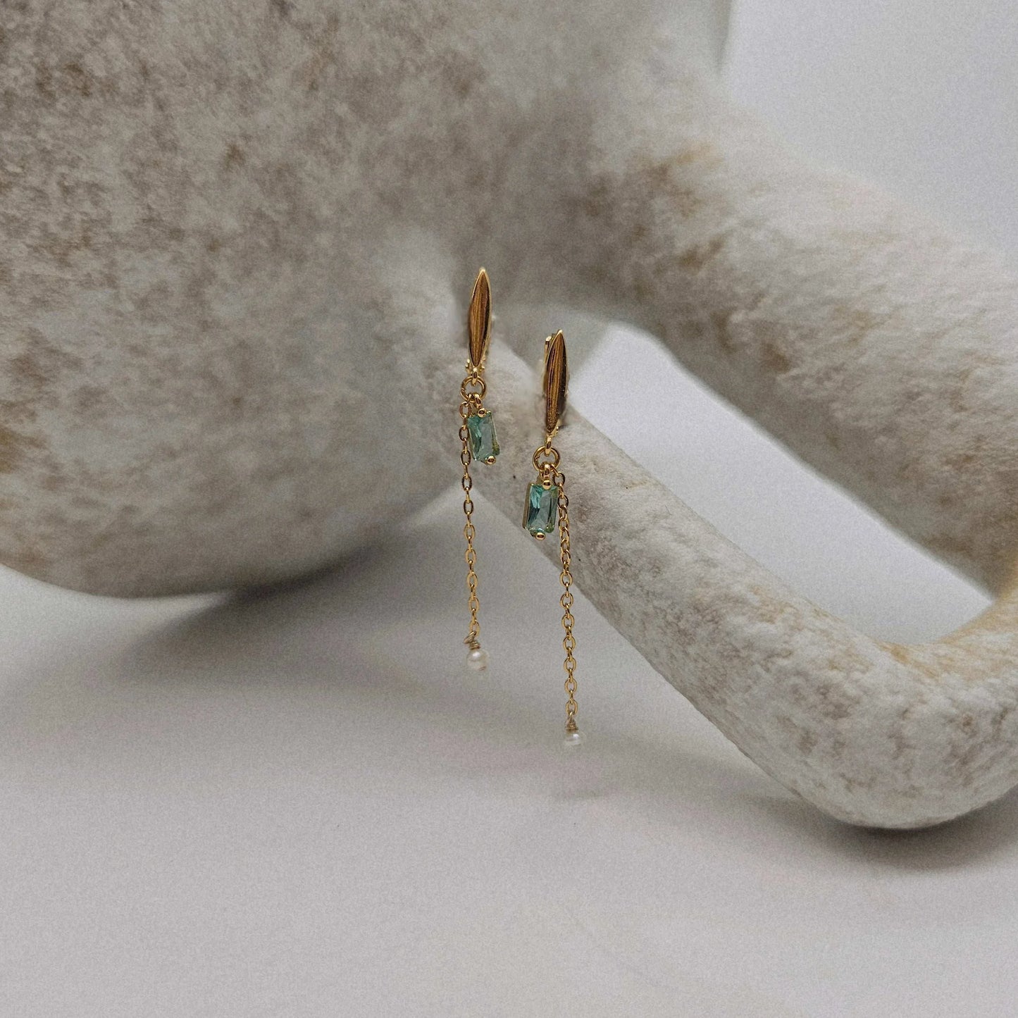 Détail des perles de culture utilisées pour les boucles Nina, matière naturelle sélectionnée avec soin, idée cadeau femme raffinée – KoolKado