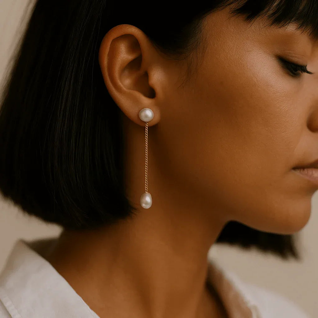 Boucles d’oreilles Teri portées, perles délicates et chaîne fine, bijou féminin élancé, idée cadeau femme raffinée pour une attention lumineuse – KoolKado