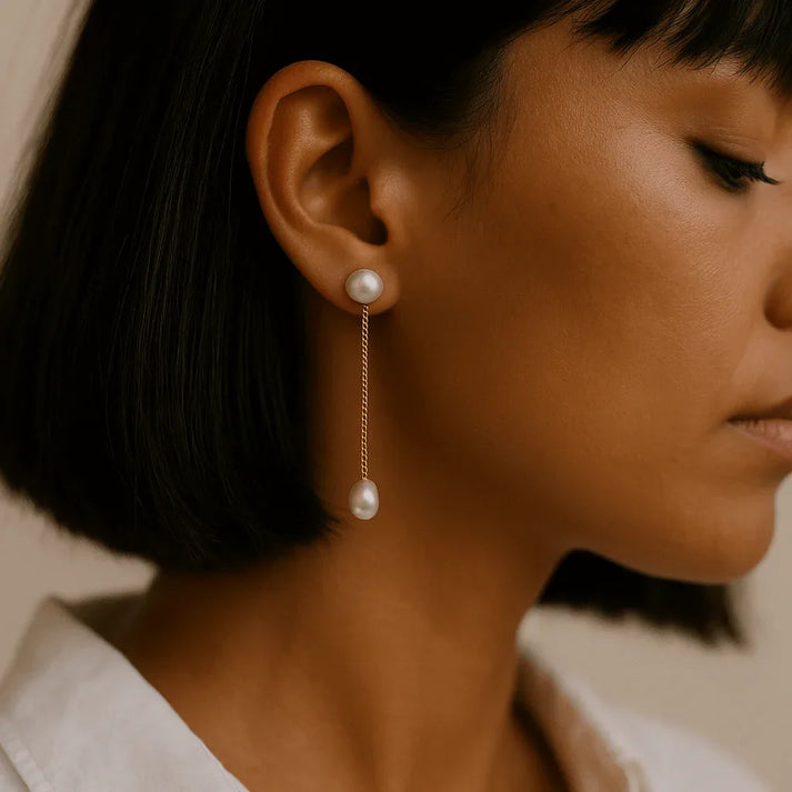 Boucles d’oreilles Teri portées, perles délicates et chaîne fine, bijou féminin élancé, idée cadeau femme raffinée pour une attention lumineuse – KoolKado