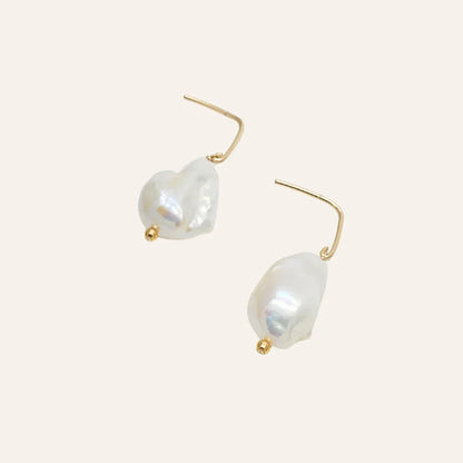 Détail des boucles avec perles de culture baroques, formes naturelles et éclat nacré, bijou fin en or laminé, idée cadeau femme raffinée – KoolKado