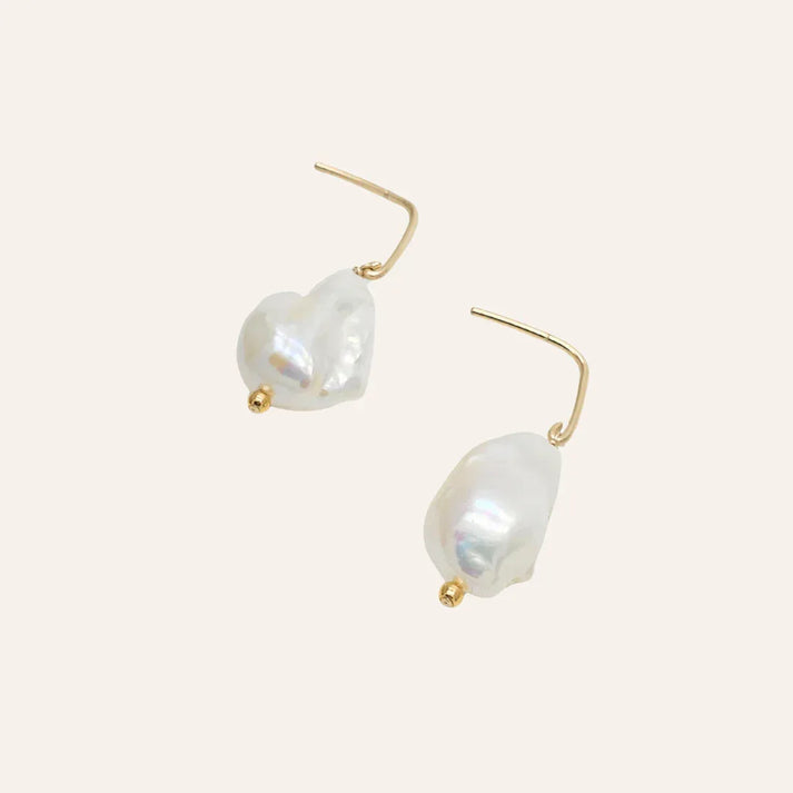 Détail des boucles avec perles de culture baroques, formes naturelles et éclat nacré, bijou fin en or laminé, idée cadeau femme raffinée – KoolKado