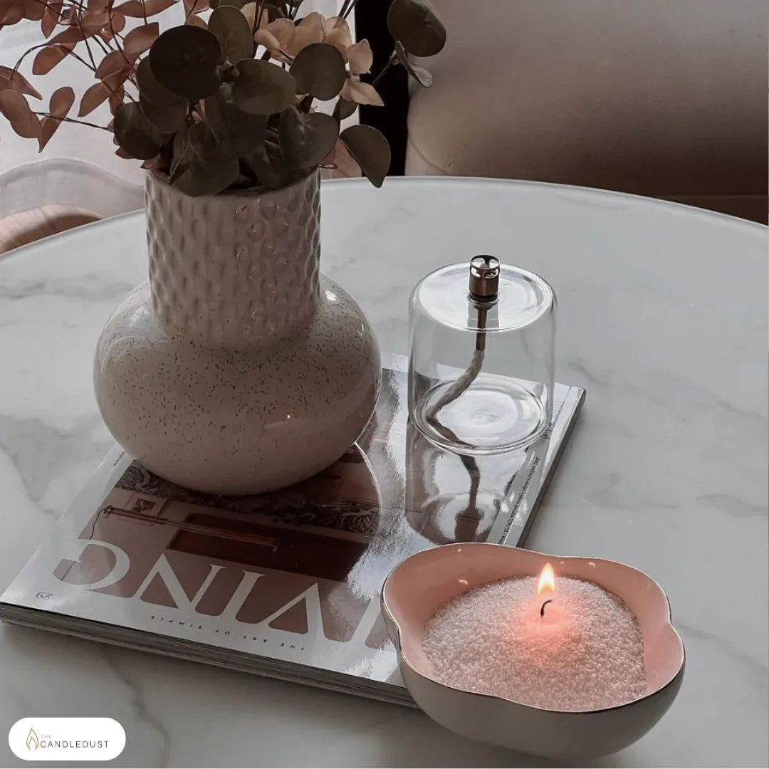 Bougie de sable allumée en décoration de table dans un intérieur chaleureux, idée cadeau maison élégante et prête à offrir – KoolKado