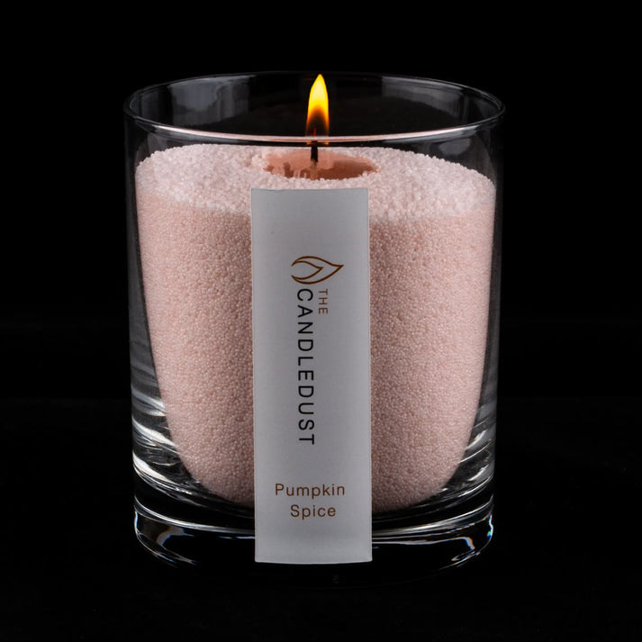 Bougie de sable parfumée Pumpkin Spice allumée dans une ambiance cocooning, idée cadeau maison chaleureuse et prête à offrir – KoolKado
