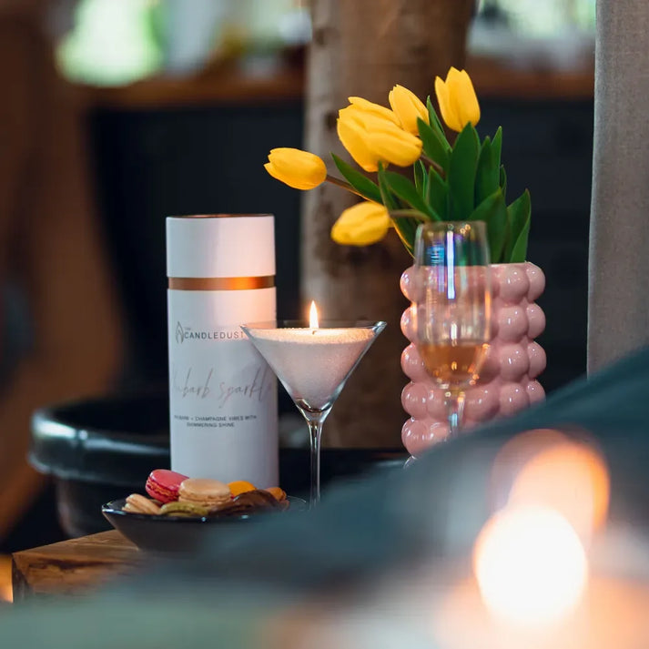 Bougie parfumée allumée avec fleurs pour créer une ambiance lifestyle élégante