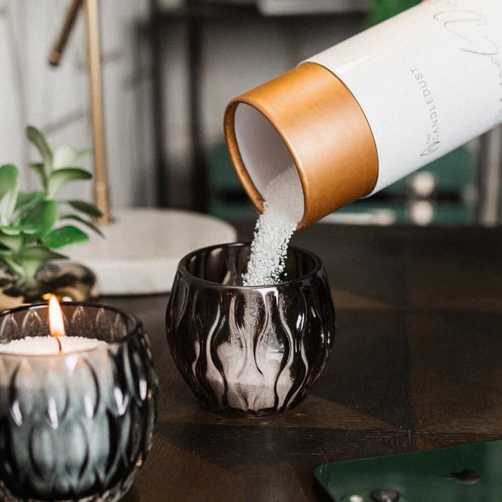 Bougie parfumée en cours de versement créant une ambiance chaleureuse et raffinée