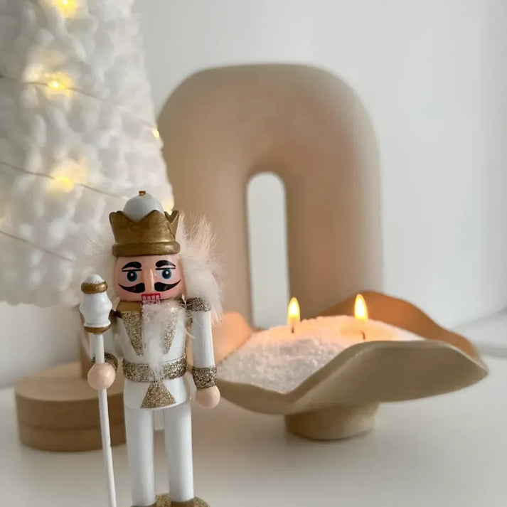 Bougie parfumée allumée dans une décoration hivernale élégante