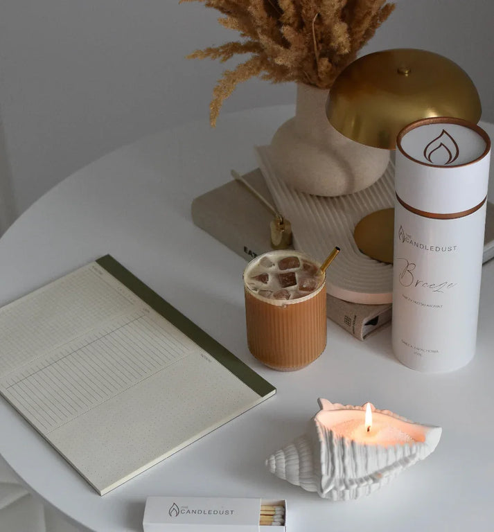 Bougie parfumée allumée posée dans une décoration intérieure élégante