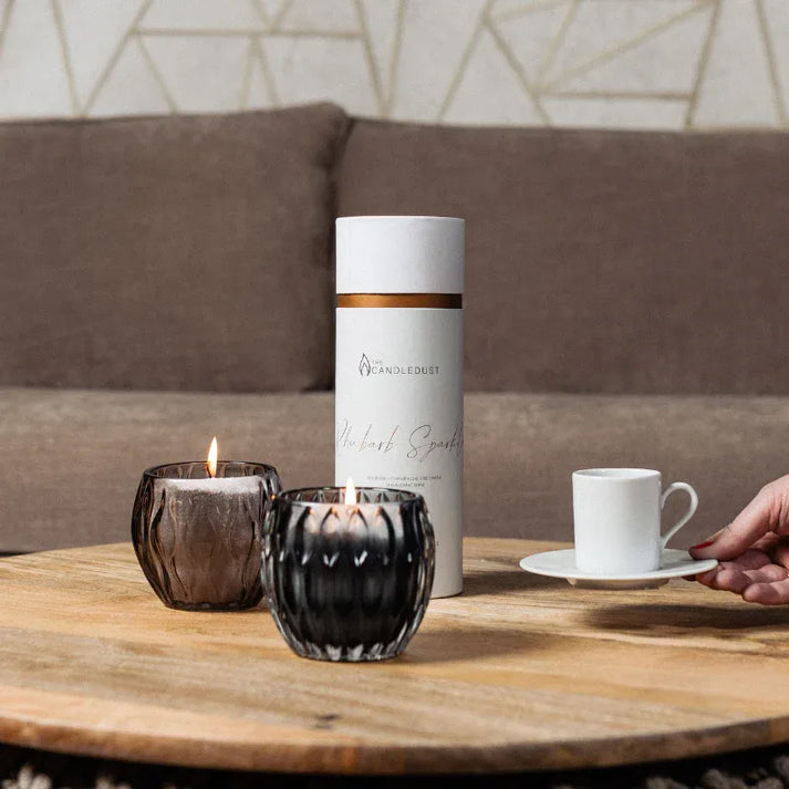 Bougie parfumée décorative posée sur plateau en bois pour intérieur moderne