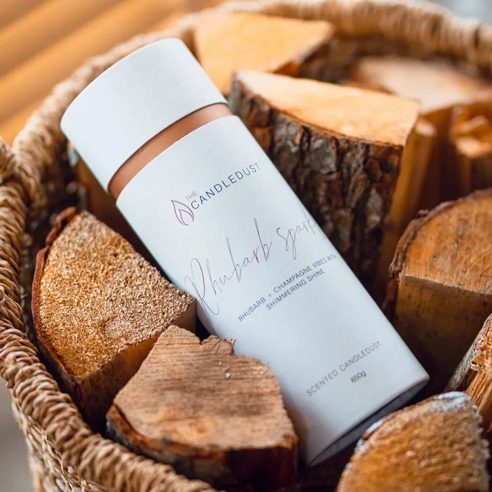 Bougie parfumée avec son packaging présentée dans une mise en scène élégante