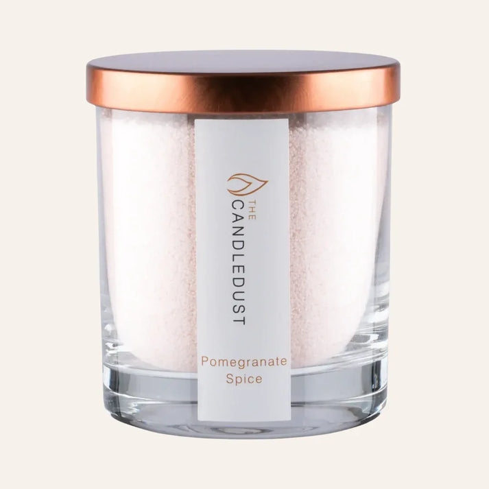 Bougie parfumée Pomegranate Spice dans un pot en verre élégant, idée cadeau raffinée prête à offrir pour une ambiance fruitée et épicée – KoolKado