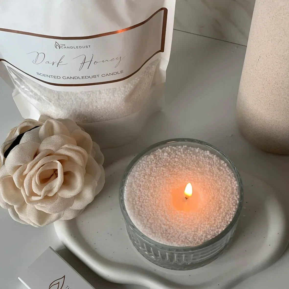 Bougie parfumée rechargée allumée dans une ambiance élégante et apaisante