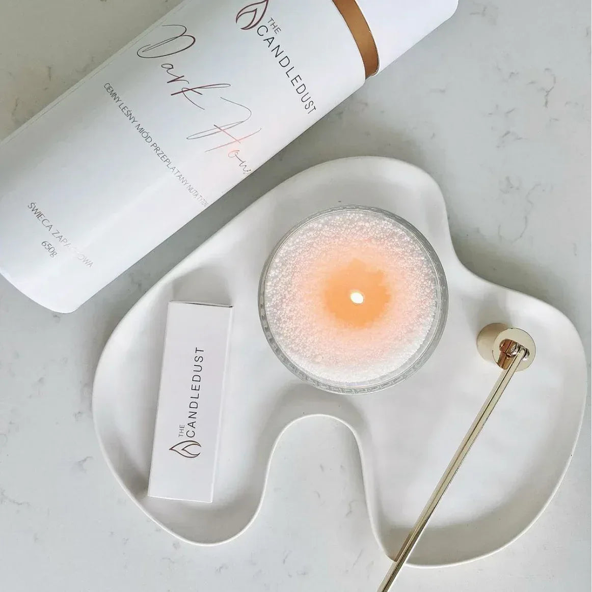 Bougie de rituel parfumé avec accessoires présentée vue du dessus, idée cadeau élégante pour un rituel sensoriel à la maison – KoolKado