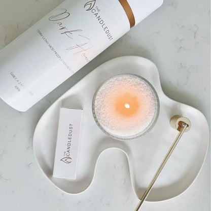 Bougie de rituel parfumé avec accessoires présentée vue du dessus, idée cadeau élégante pour un rituel sensoriel à la maison – KoolKado