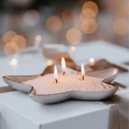 Bougie de rituel parfumé en forme d’étoile, remplie de sable clair et allumée dans une ambiance douce et poétique, idée cadeau élégante pour créer un moment apaisant à la maison – KoolKado