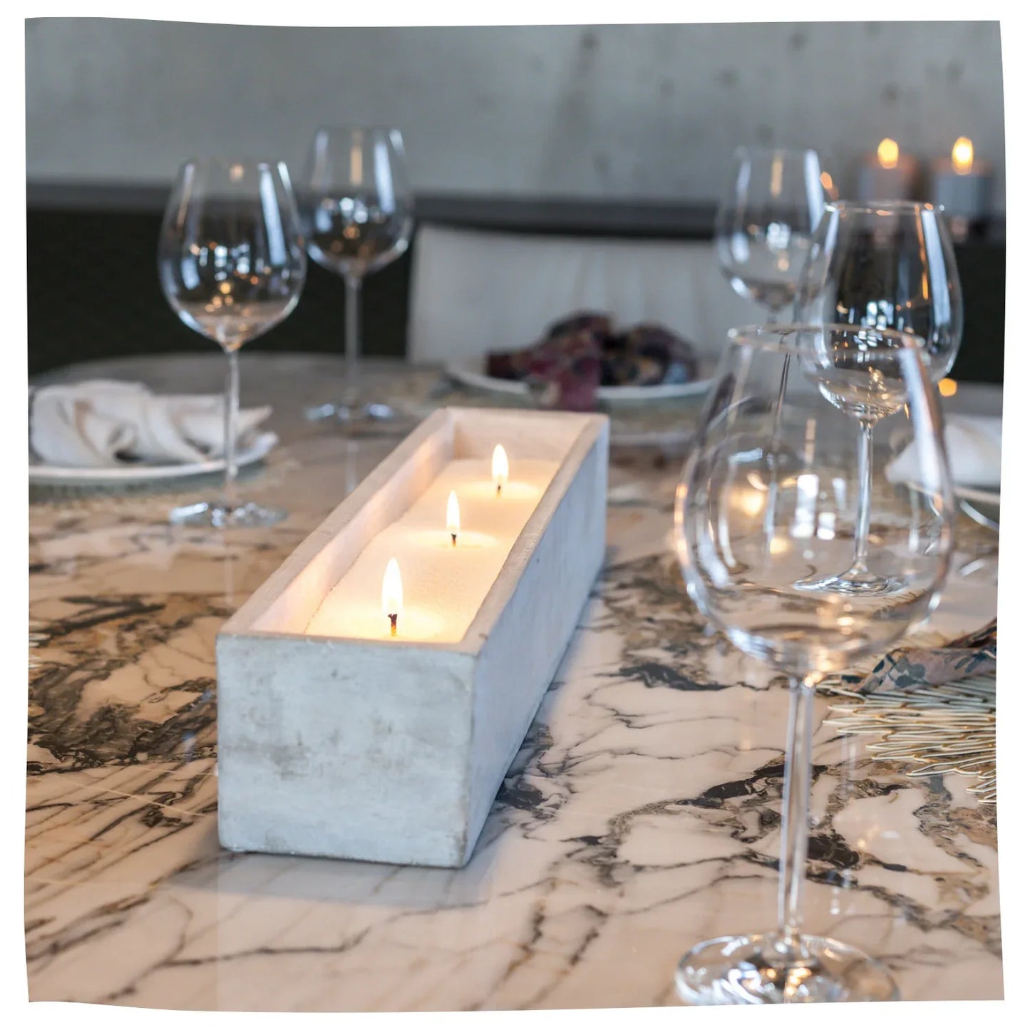 Bougies parfumées décoratives allumées pour une ambiance lumineuse et chaleureuse