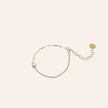 Bracelet Eddie avec perle de culture baroque et chaîne twistée en or laminé recyclé, bijou fin et lumineux prêt à offrir, idée cadeau élégante – KoolKado