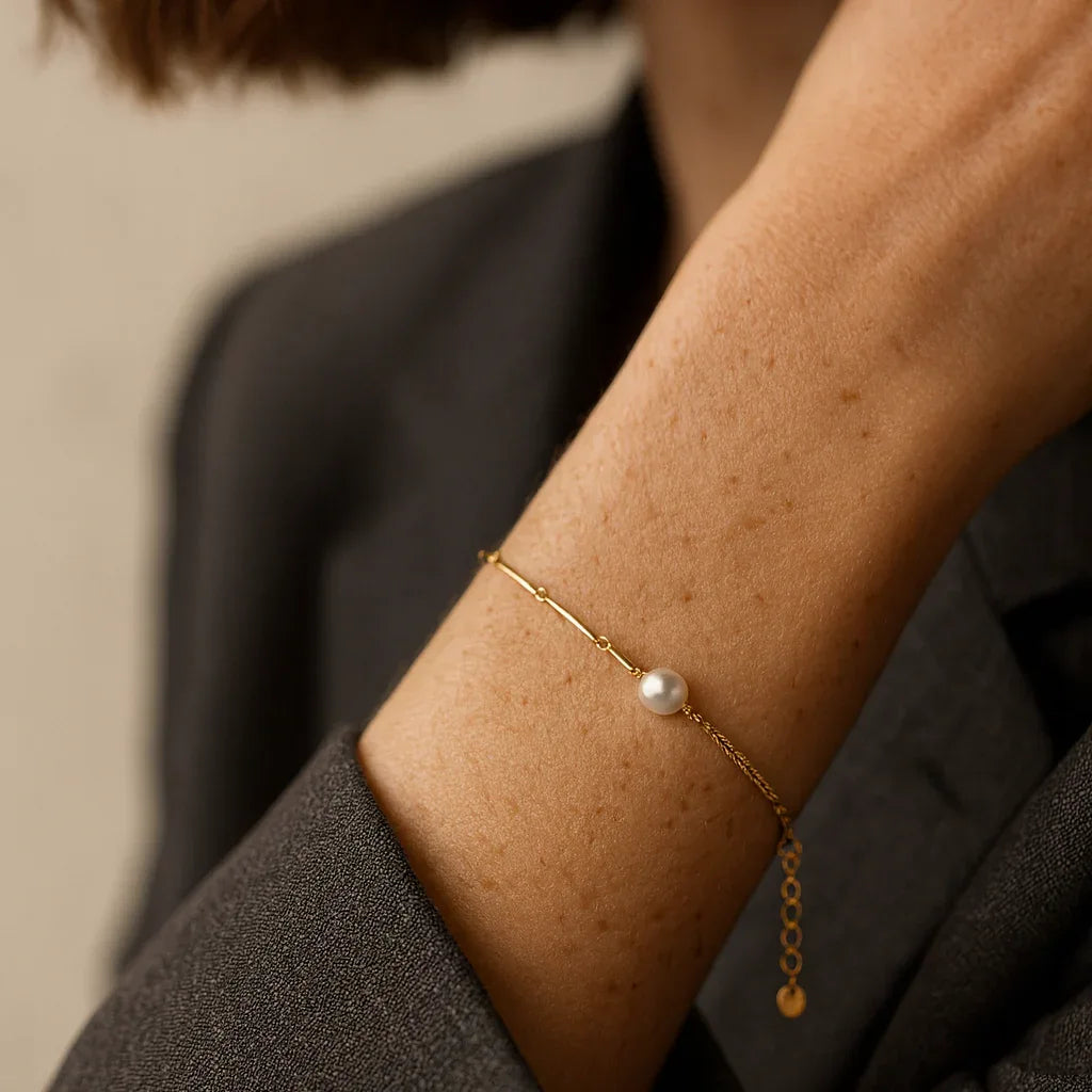 Bracelet Eddie en perle de culture porté au poignet, idée cadeau discrète et élégante pour accompagner le quotidien – KoolKado