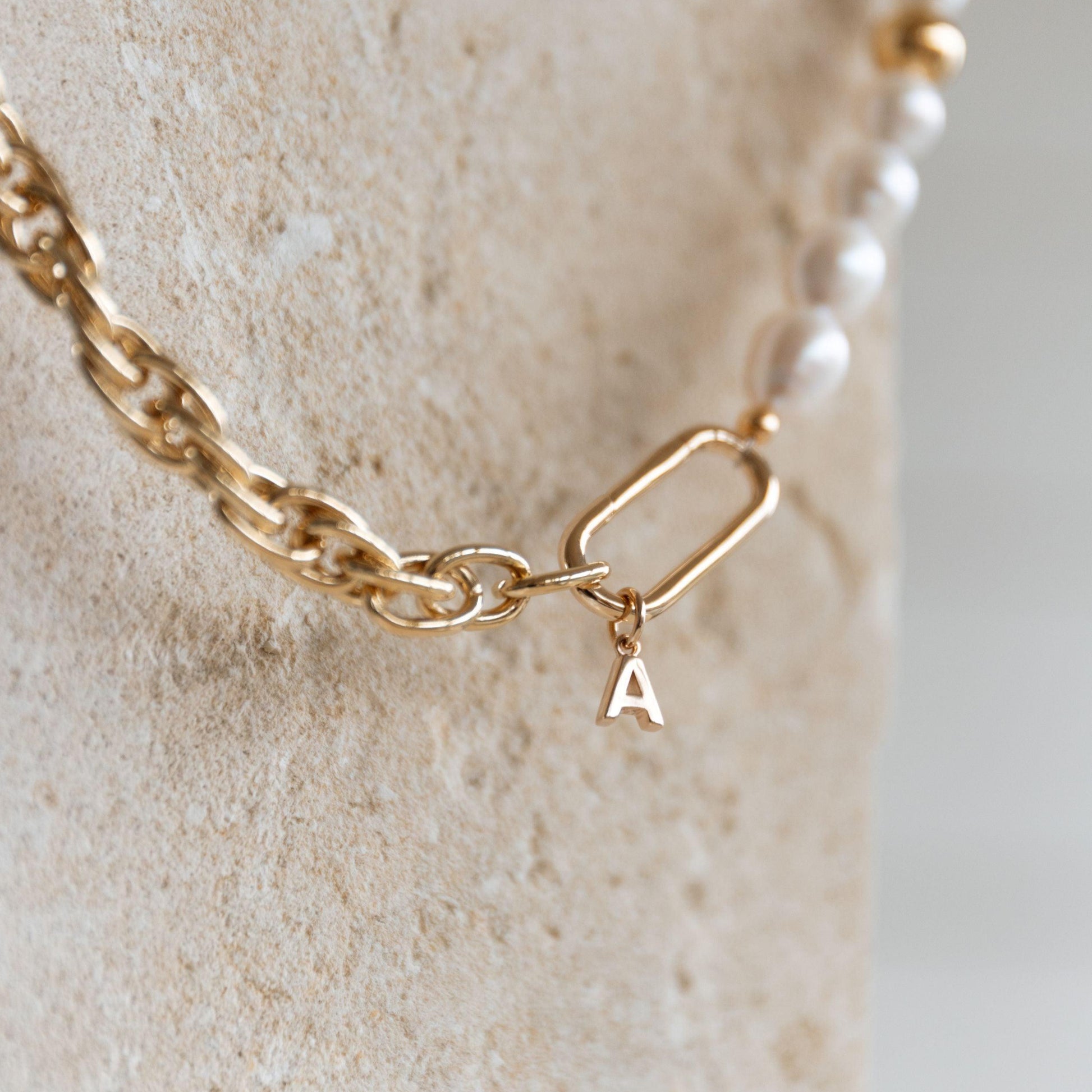 Bracelet doré avec maillons et perles blanches, fermoir mousqueton orné d’une lettre A en plaqué or 24K, bijou personnalisable fait main.