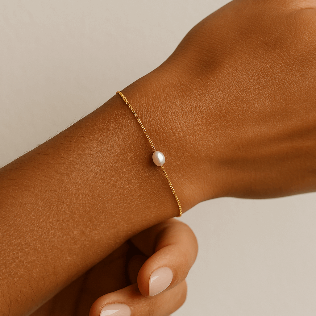 Idees cadeaux bracelet fin avec perle baroque porte par une femme style chic et minimaliste