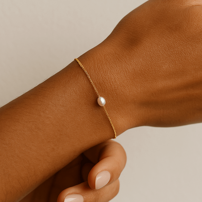 Idees cadeaux bracelet fin avec perle baroque porte par une femme style chic et minimaliste
