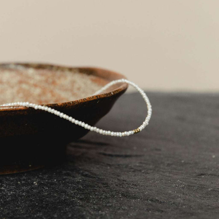 Bracelet Maggie en perles de culture naturelles et perles dorées plaquées or, vue ambiance raffinée, bijou artisanal prêt à offrir – KoolKado