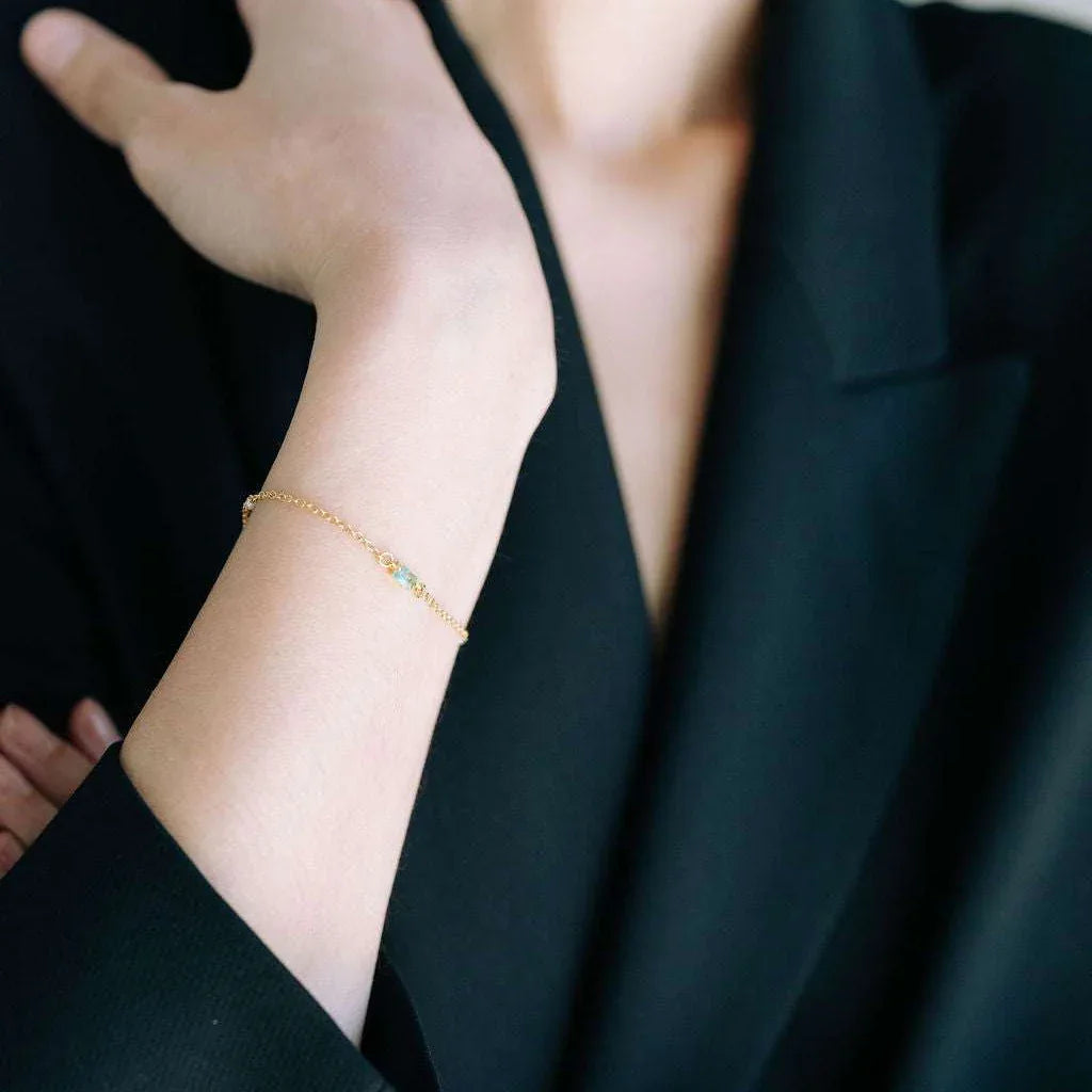 Bracelet Nina en or laminé avec perles de culture et cristal, porté au poignet, bijou fin et lumineux, idée cadeau femme élégante – KoolKado