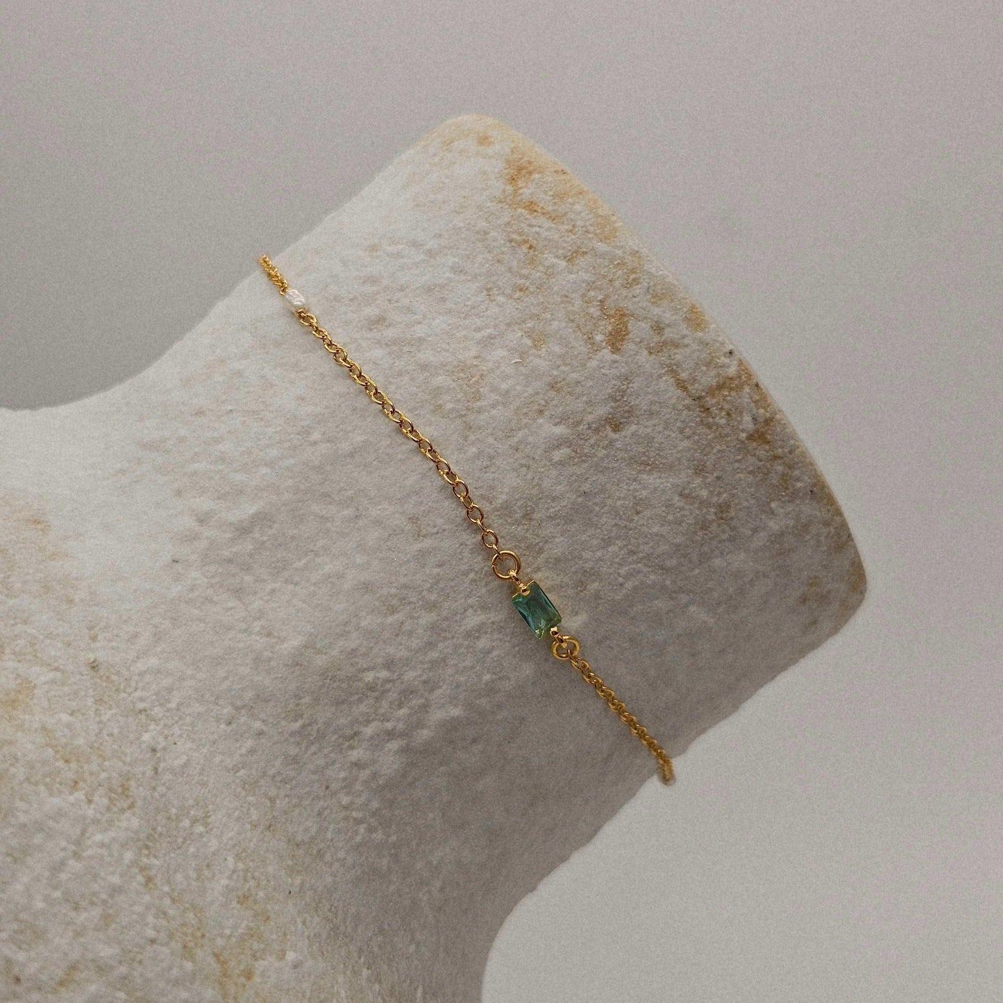 Bracelet Nina en or laminé avec perles de culture et cristal serti, vue détail sur support, bijou artisanal prêt à offrir – KoolKado