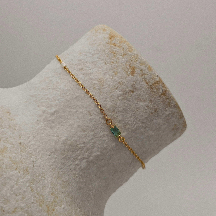 Bracelet Nina en or laminé avec perles de culture et cristal serti, vue détail sur support, bijou artisanal prêt à offrir – KoolKado