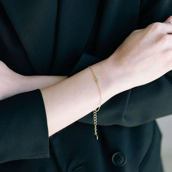 Bracelet Nina porté au bras, bijou fin en or laminé et perles de culture, style élégant et facile à offrir, idée cadeau femme – KoolKado