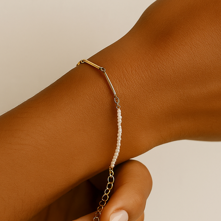Idees cadeaux pour femme – bracelet Teri en couleur, perles de culture et or lamine 14k, bijou mis en valeur.