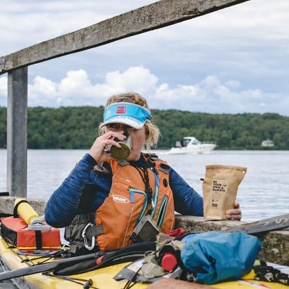 Café de spécialité préparé en cafetière nomade pendant une sortie kayak, idée cadeau outdoor sans équipement – KoolKado