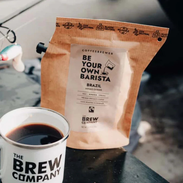 Café de spécialité préparé en cafetière nomade lors d’une session de pêche, idée cadeau outdoor sans machine et facile à emporter – KoolKado
