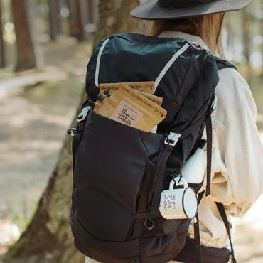 Café de spécialité en cafetière nomade lors d’une randonnée, idée cadeau aventure sans machine et facile à emporter – KoolKado
